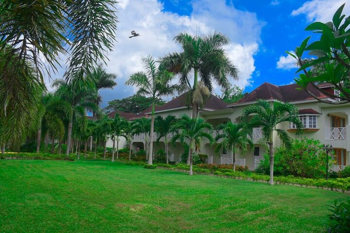 Hotel Exterior 40 of 44