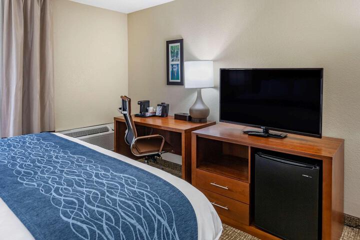 1 King Bed (3 of 18)
