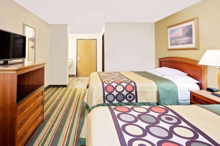 1 Queen Bed Mobility Accessible (3 of 5)