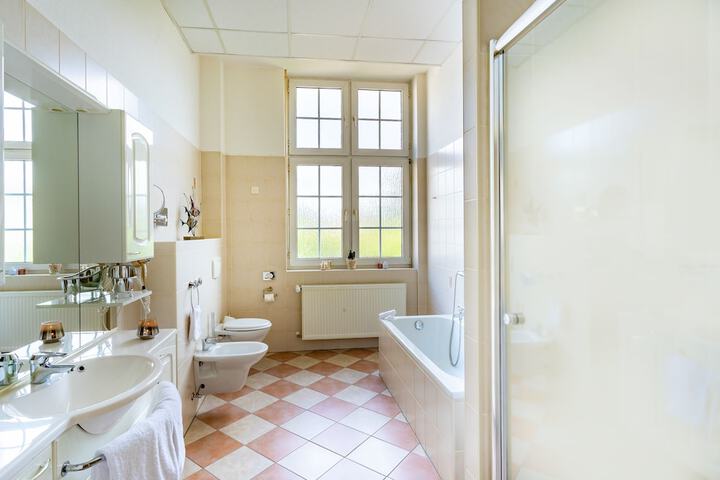 Room 9 of 33