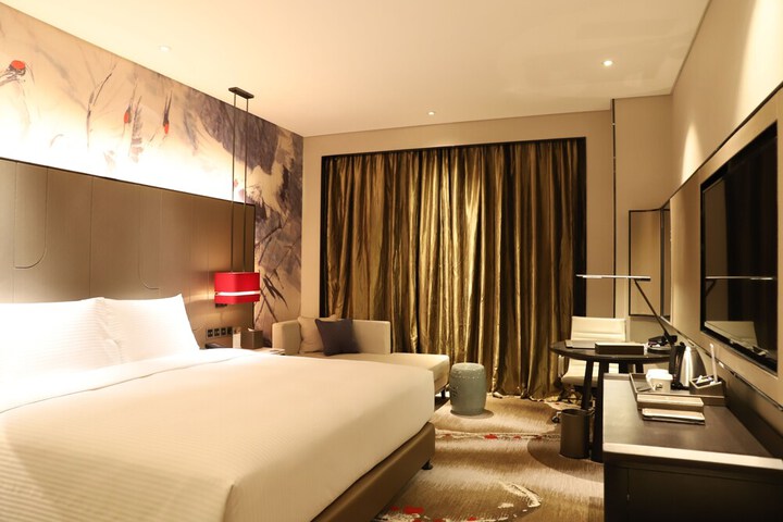 Room 5 of 18
