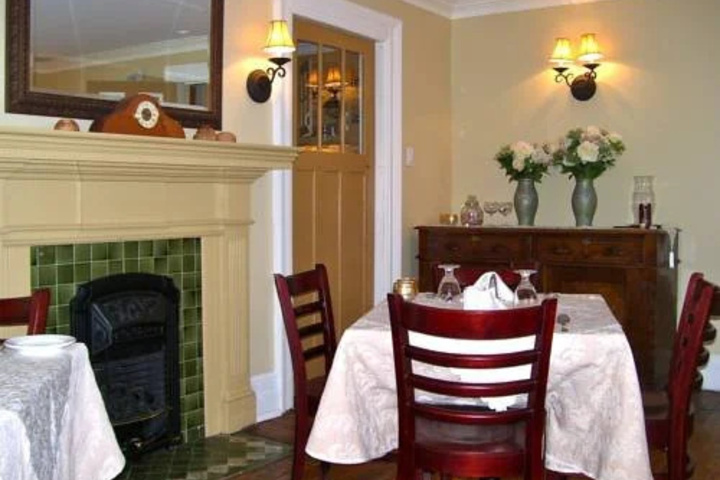 Dining 8 of 12