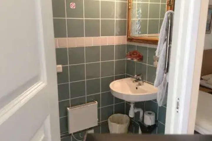 Room 8 of 18