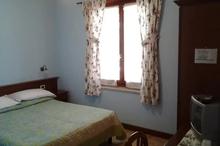 Room 4 of 9
