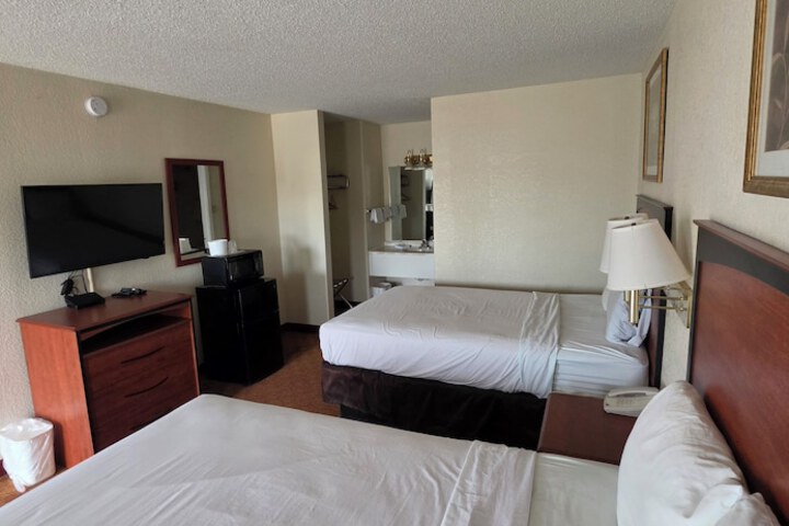 DELUXE INN SHAMROCK