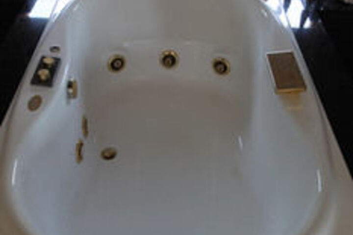 Deep Soaking Bathtub
