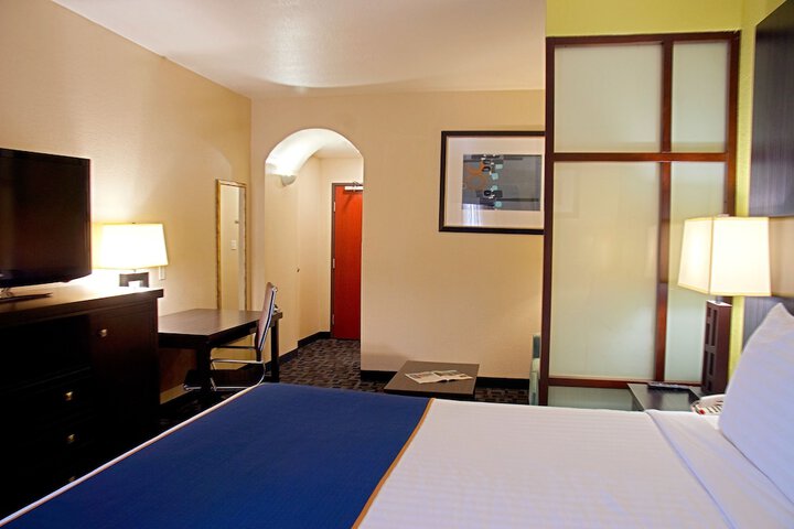 1 King Bed Suite (3 of 8)