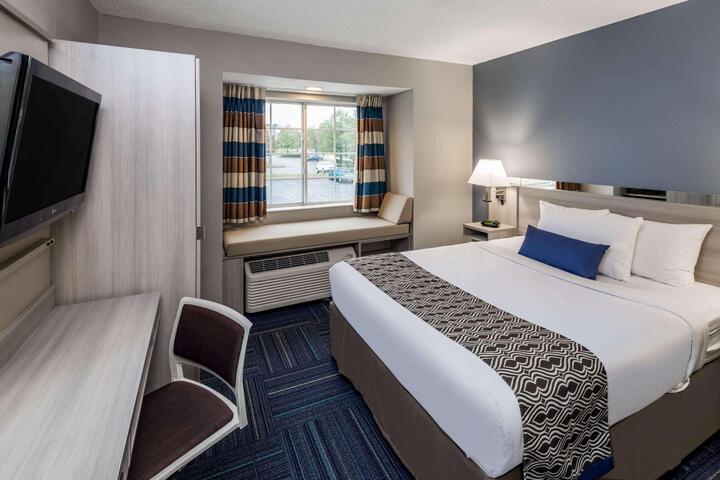 1 Queen Bed Accessible Room (12 of 13)