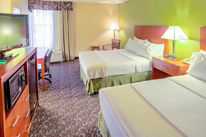2 Queen Beds (1 of 6)