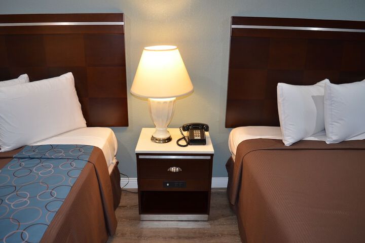 2 Queen Beds (1 of 12)