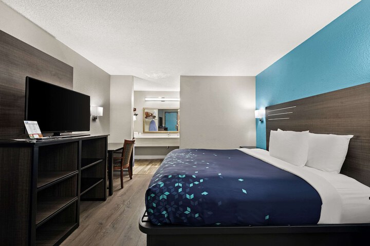 1 King Bed (7 of 7)