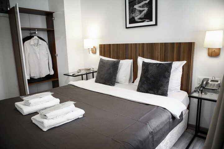 Room 4 of 12