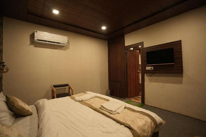 Room 3 of 17