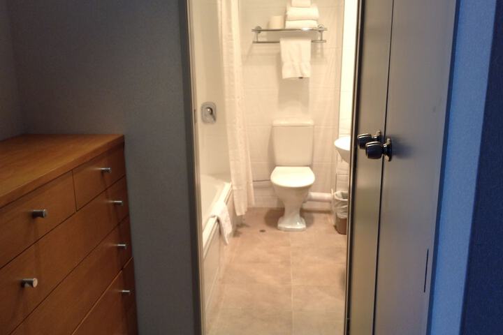 Room 48 of 100