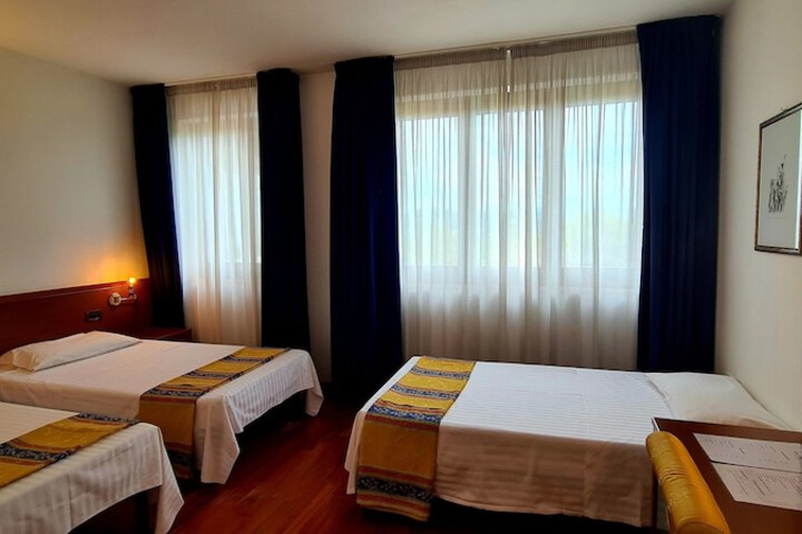 Room 4 of 66