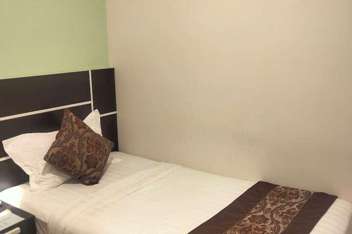 Room 4 of 16