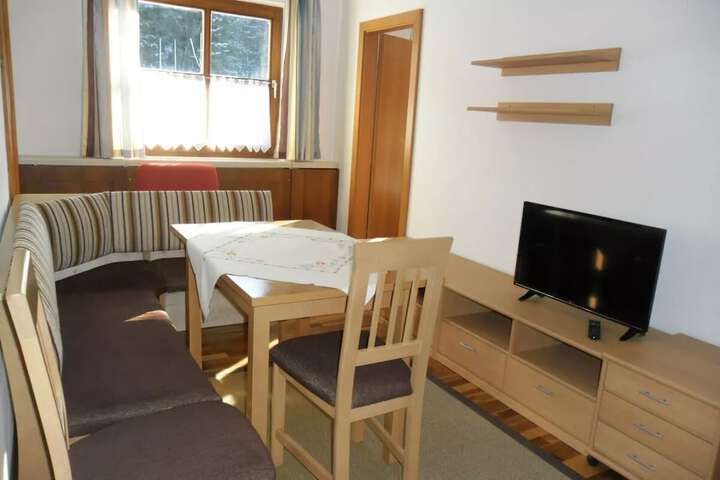 Room 8 of 16