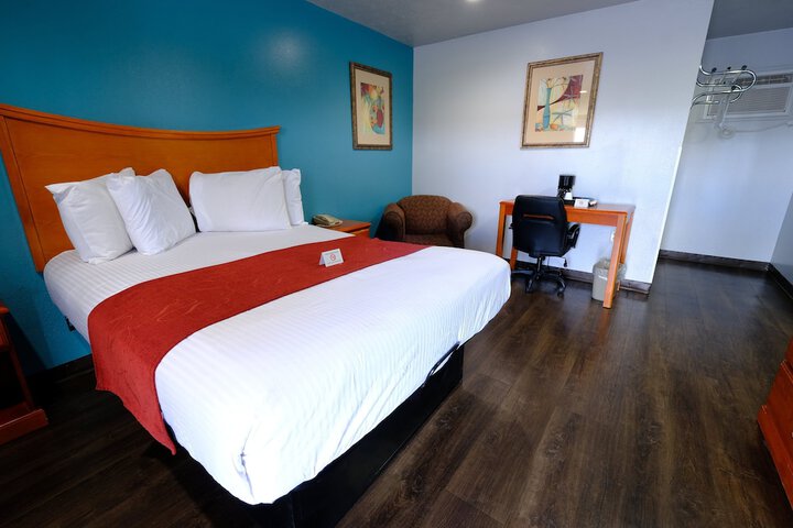 1 Queen Bed (2 of 9)