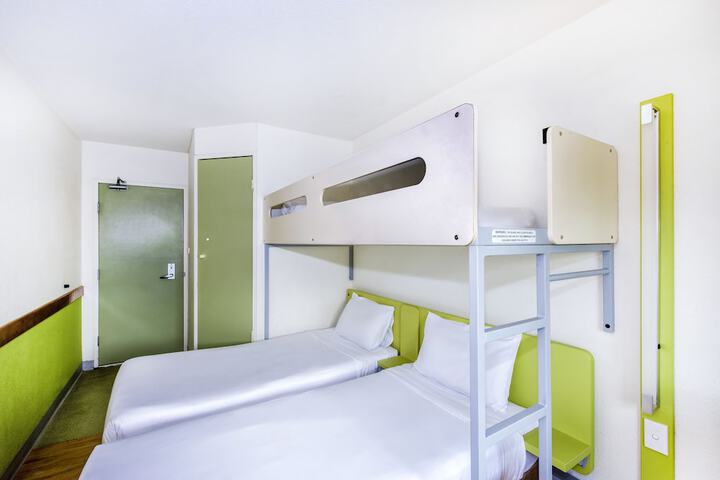 Room 15 of 93