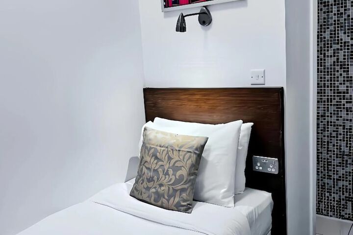 Room 11 of 33