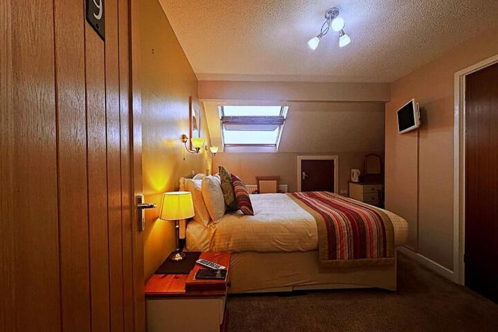 Room 32 of 46