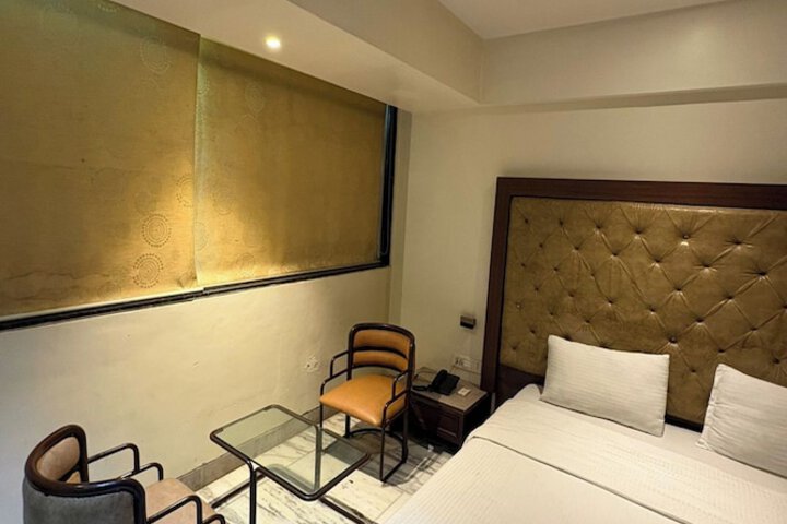 Room 15 of 33
