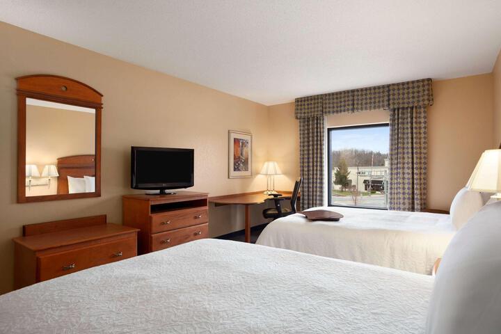 2 Queen Beds (8 of 12)