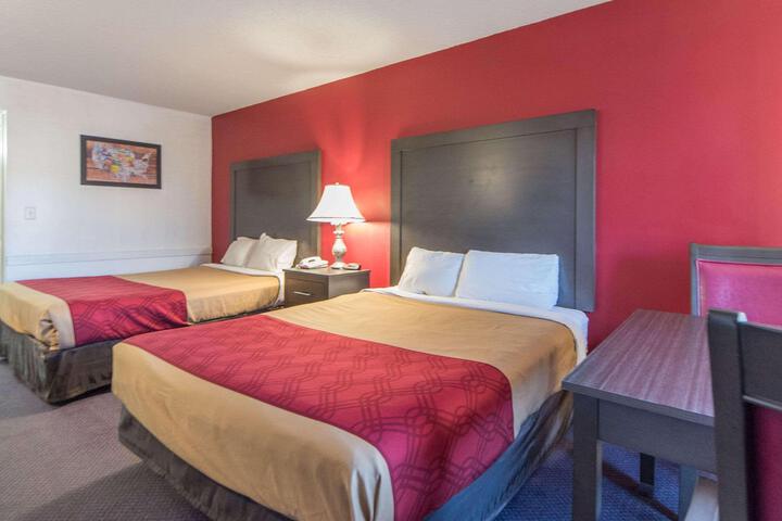 2 Queen Beds (3 of 6)