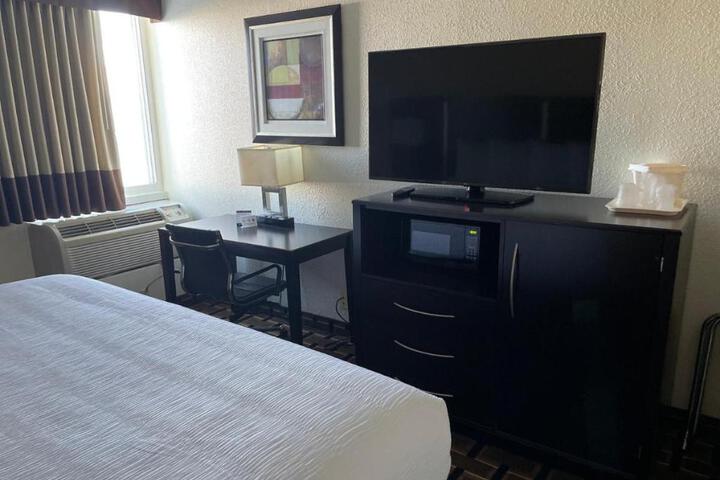 1 King Bed (5 of 8)