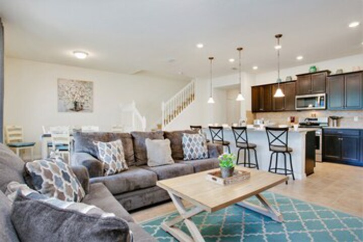 Townhome W / private Pool & Free Water Park!