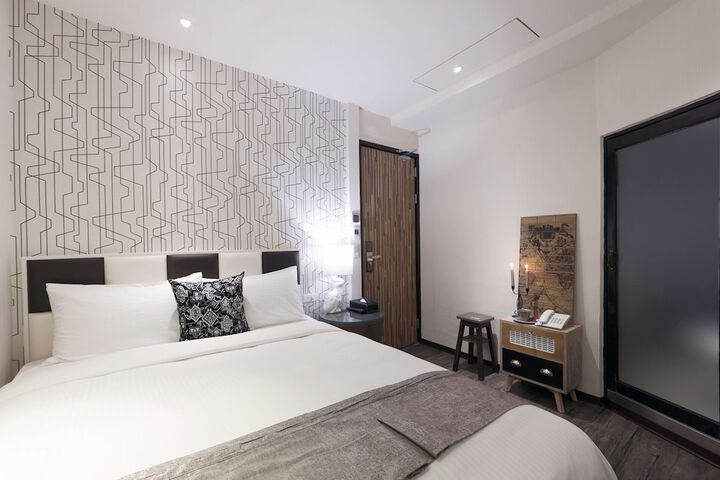 Room 11 of 28