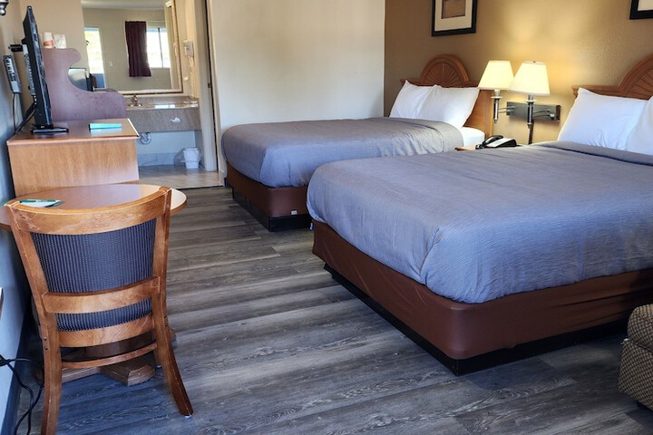 2 Queen Beds (6 of 15)