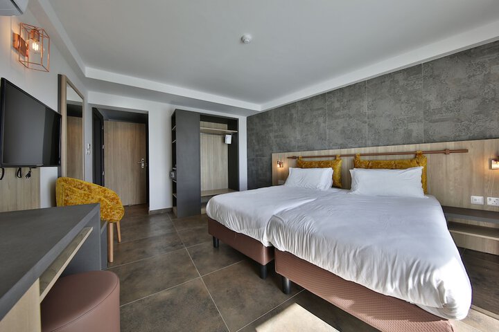 Room 6 of 34