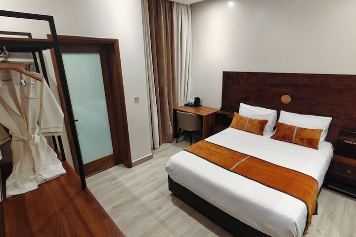 Room 15 of 106