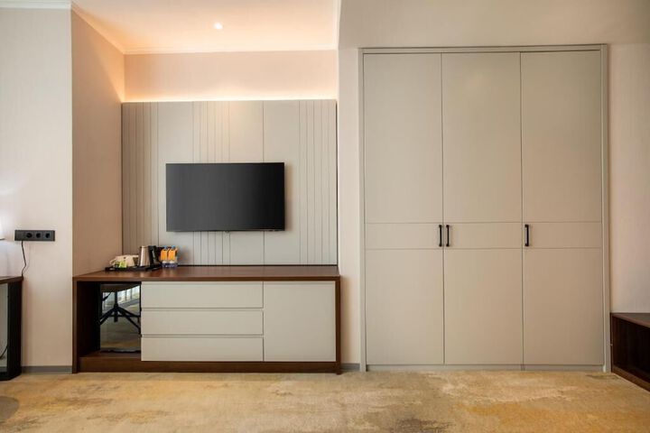 Room 3 of 93