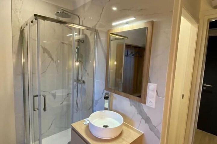Room 7 of 16