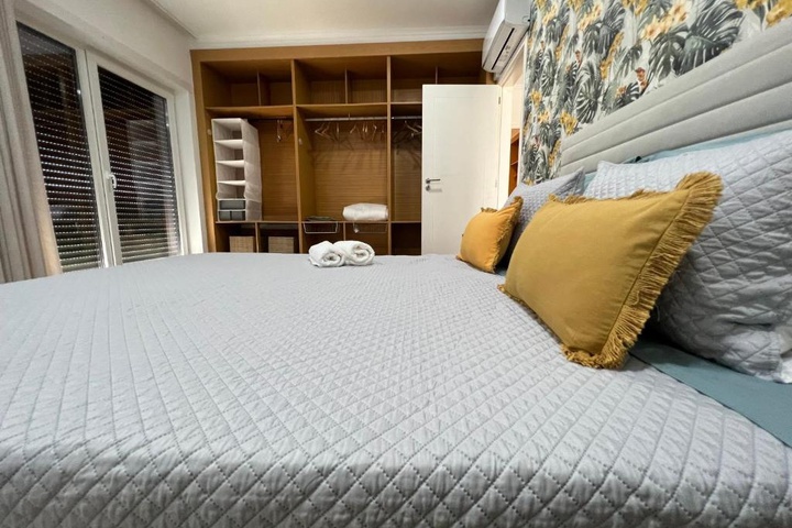 Room 4 of 16