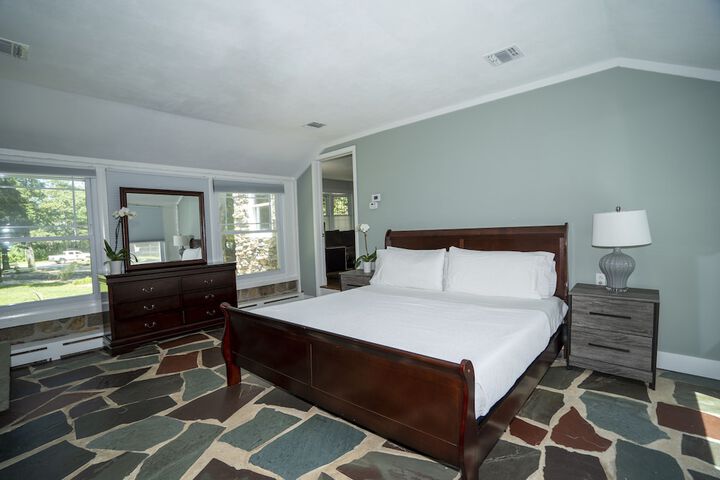 Room 4 of 125