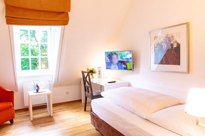 Room 5 of 77