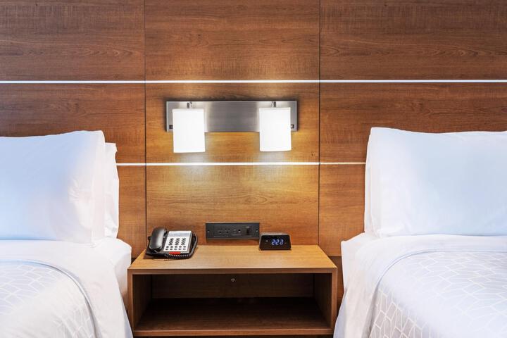 2 Queen Beds (2 of 10)