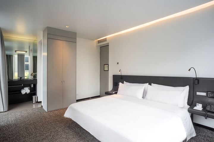 Room 6 of 84