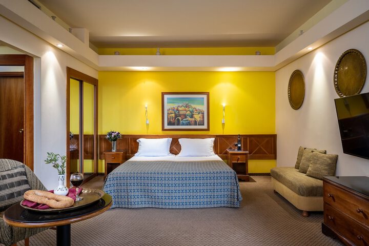 Room 13 of 82