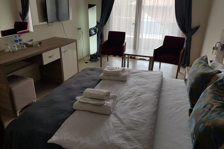 Room 6 of 13