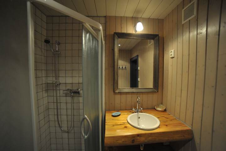 Room 100 of 142