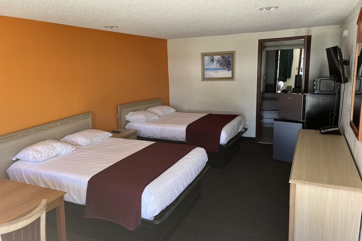2 Double Beds (5 of 5)
