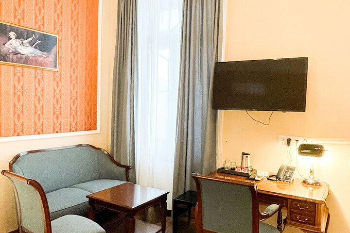 Room 27 of 40