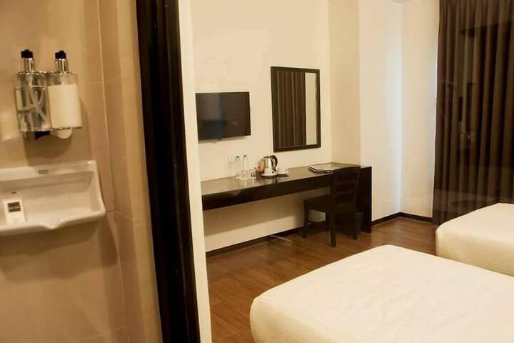 Room 6 of 42