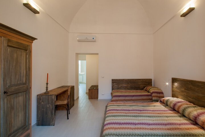 Room 27 of 76