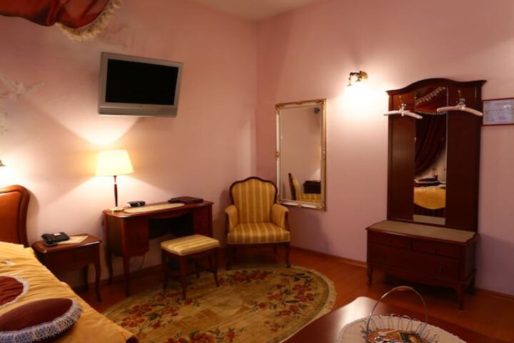 Room 17 of 33