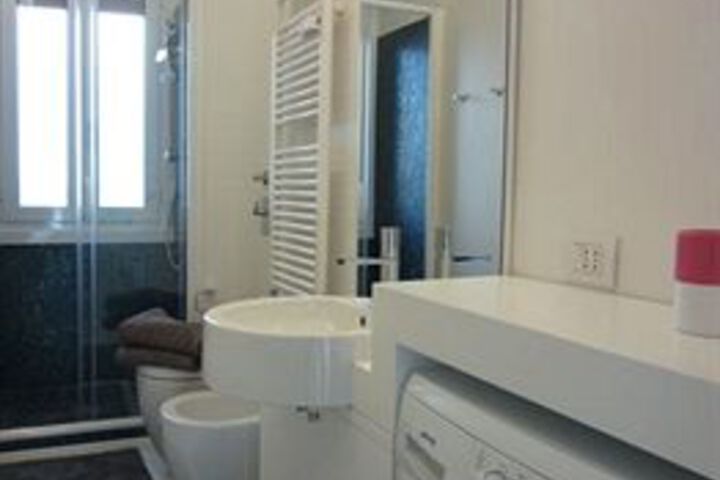 Room 10 of 80